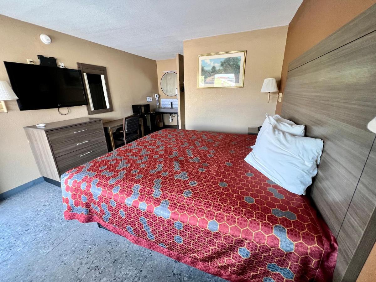 The Country Corner Hotel Devine